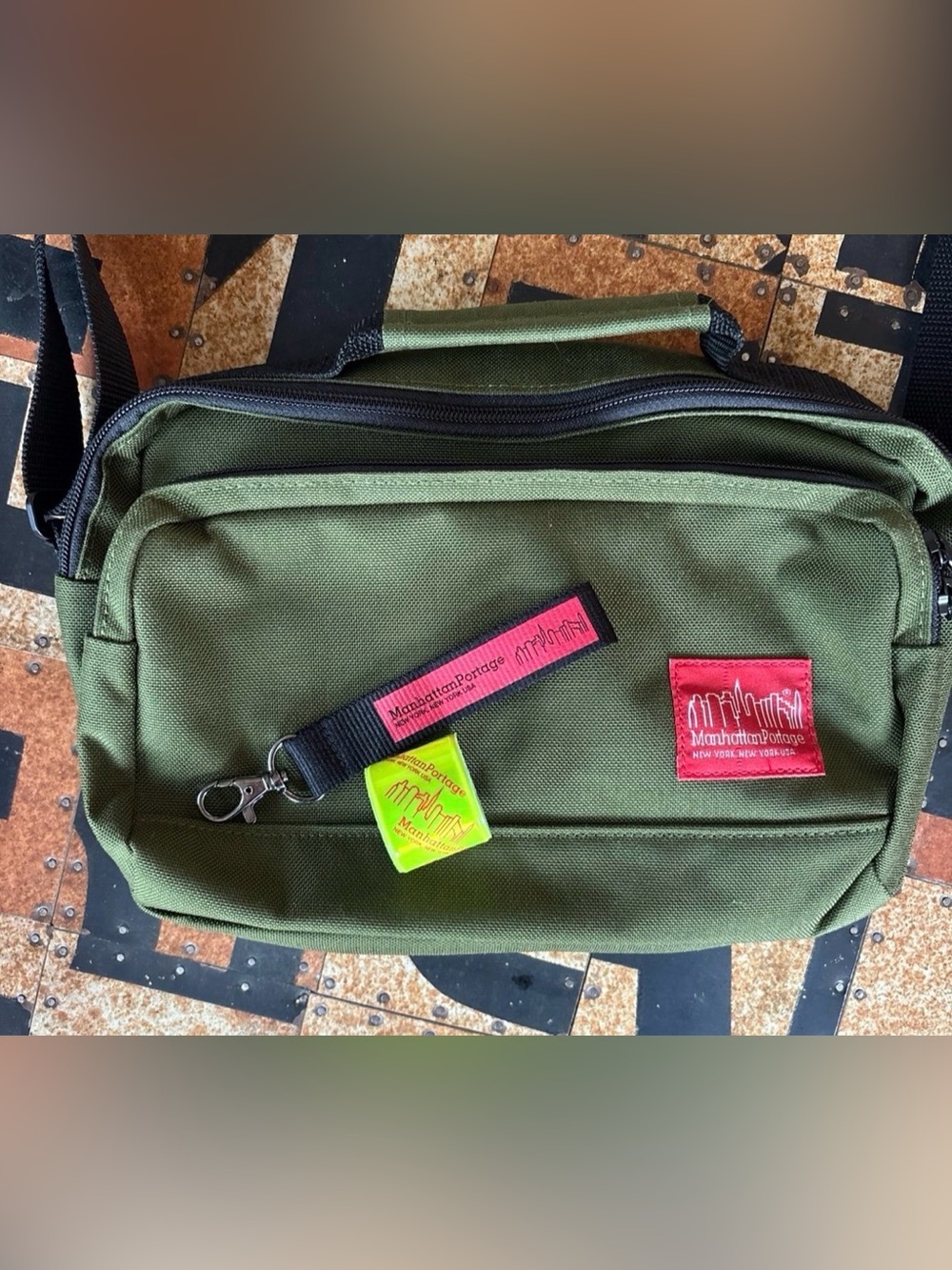 NWOT Manhattan Portage Olive Green Crossbody Messenger Bag with accessories